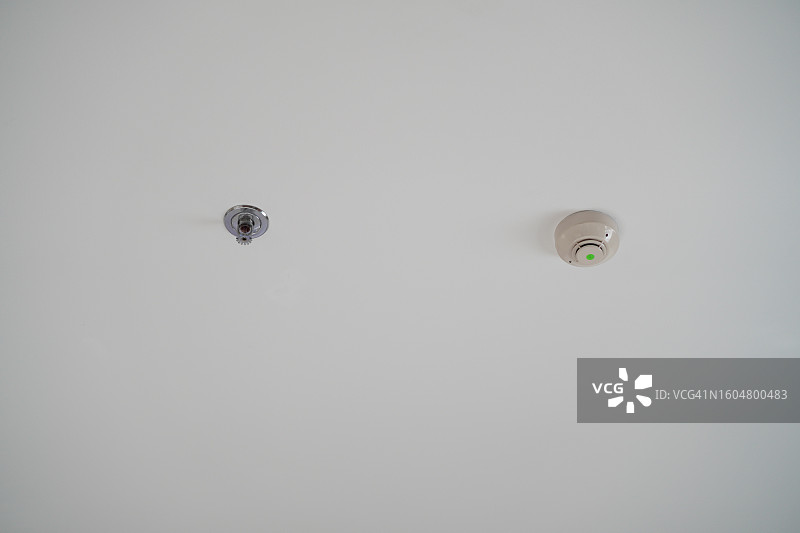 天花板上的喷淋装置和烟雾探测器图片素材