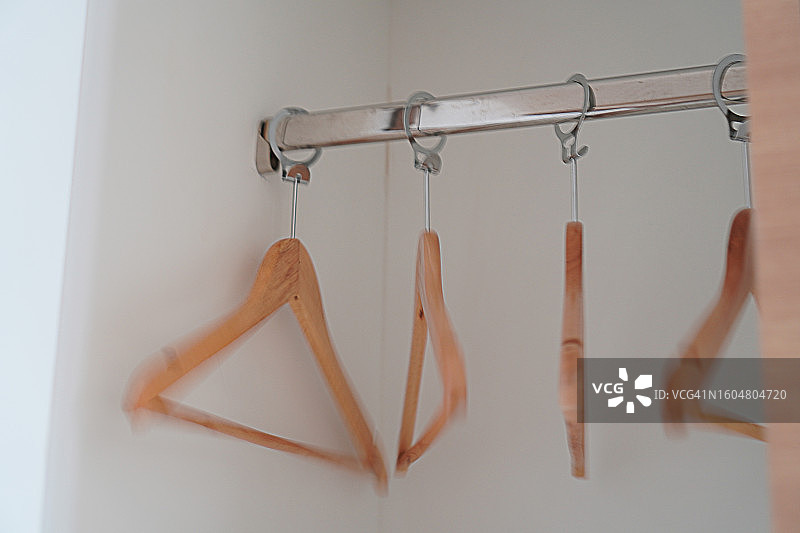 不锈钢导轨上的衣架图片素材