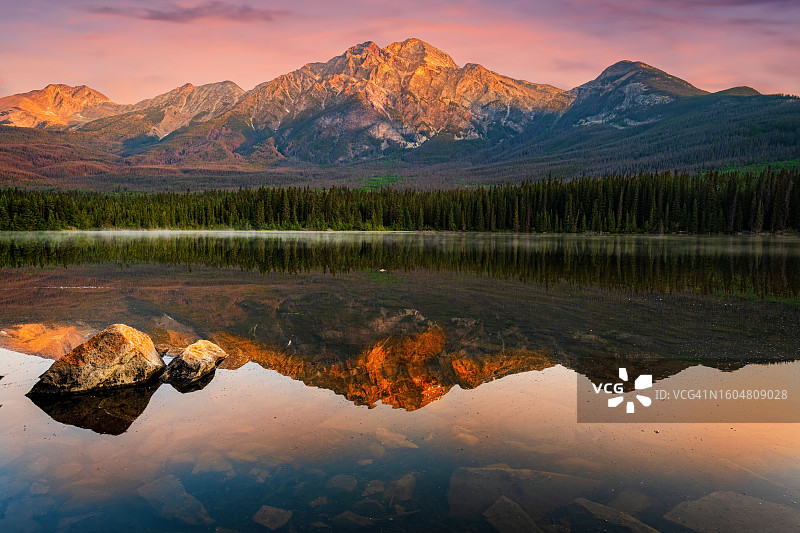 金字塔湖图片素材