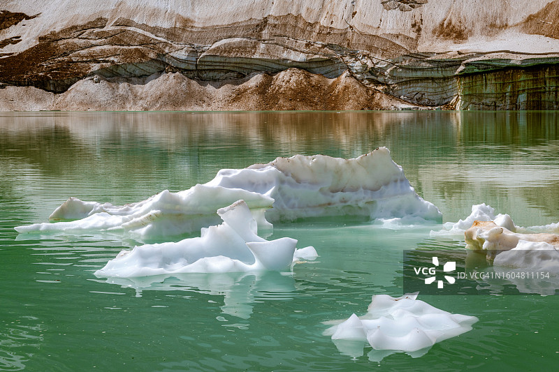 伊迪丝·卡韦尔山冰川湖图片素材