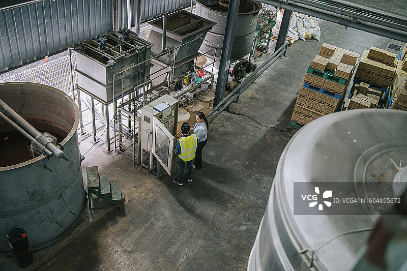 亚洲中国维修工程师和工头检查带数字平板电脑的工厂控制面板图片素材