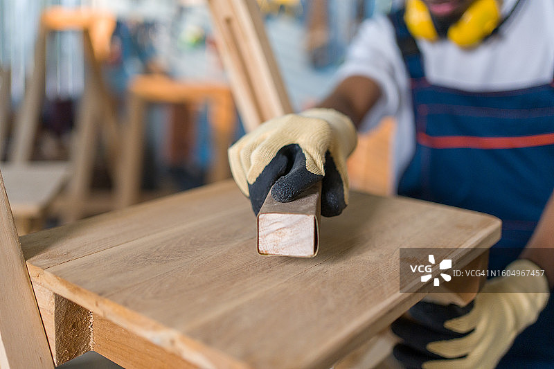 木匠用砂纸打磨木头图片素材