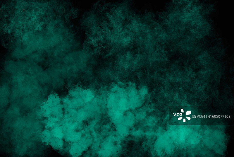 黑色背景下的蓝绿色烟雾图片素材