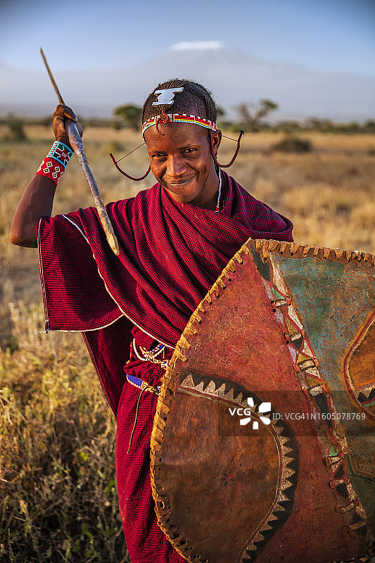 来自马赛部落的战士，背景是乞力马扎罗山，肯尼亚，非洲图片素材