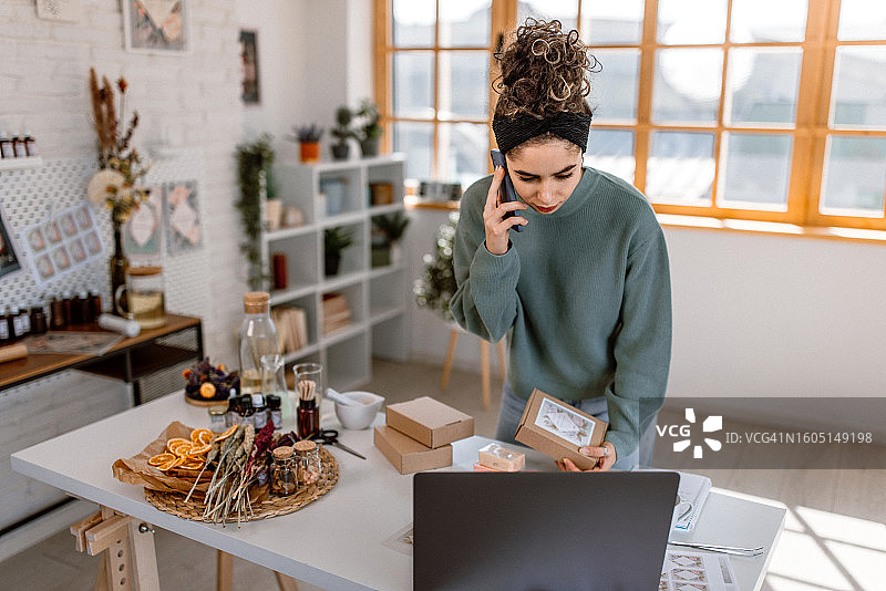 化妆品店里打包自制香皂准备发货的女人图片素材