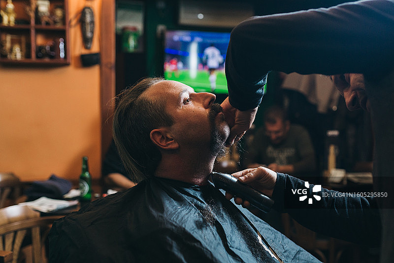 胡须月！男人为男性月做准备图片素材