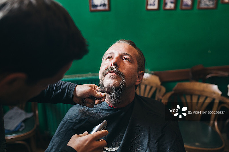 胡须月！男人为男性月做准备图片素材