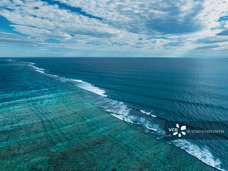 航拍：西澳大利亚埃克斯茅斯宁格鲁礁的海洋波浪图片素材