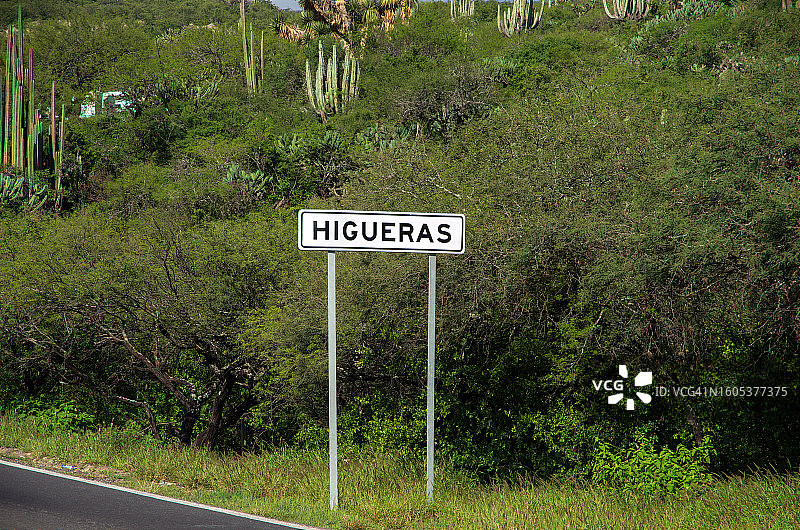 墨西哥伊达尔戈州梅茨蒂特兰市的公路旁地名标志图片素材