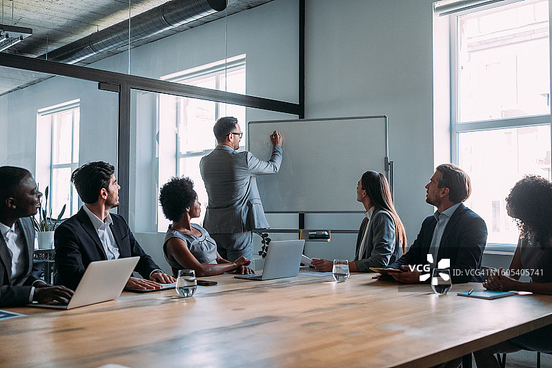 在会议室里与一群人交谈的商人图片素材