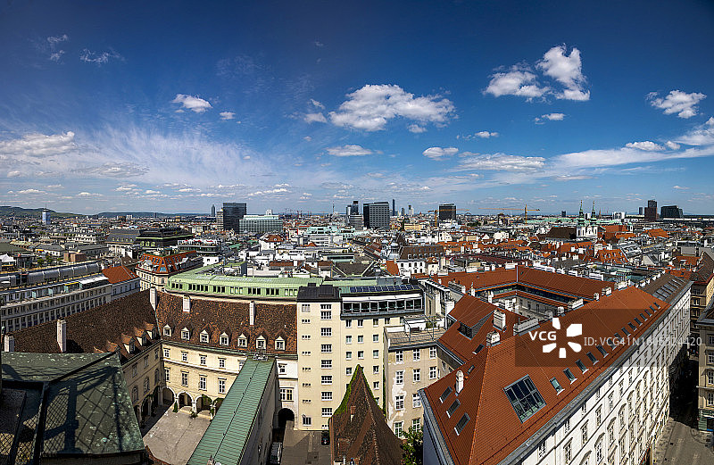 高角度的城市景观对着天空图片素材