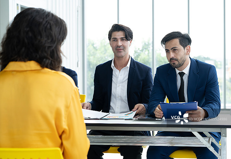 商务人士在办公室讨论图片素材