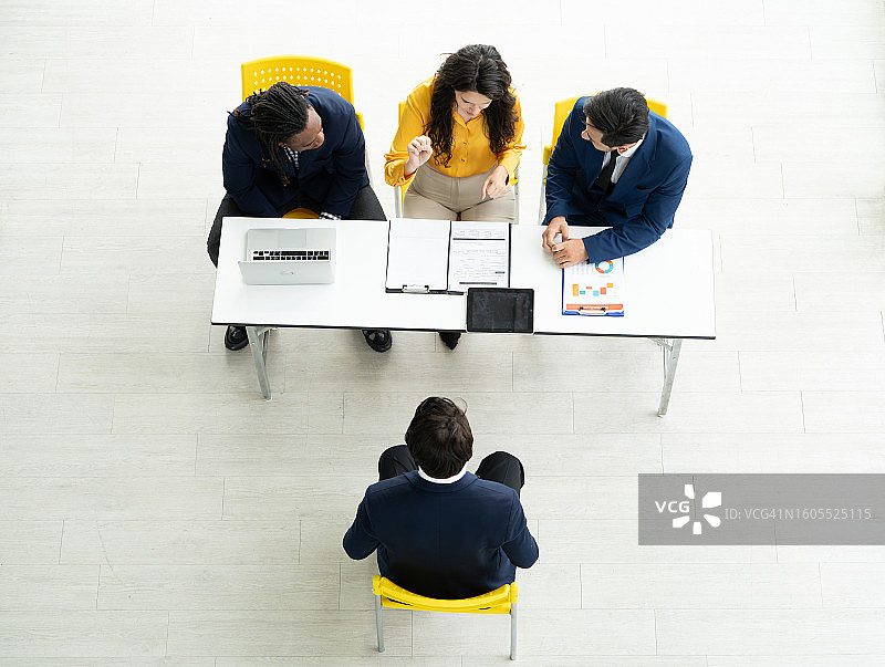 在办公室工作的商务人士图片素材