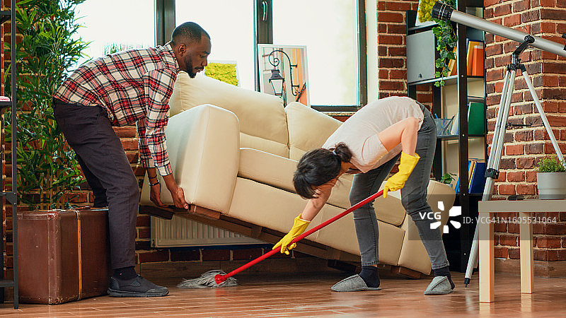 父女一起打扫家图片素材