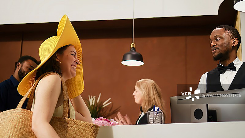 商务人士在办公室工作到很晚图片素材