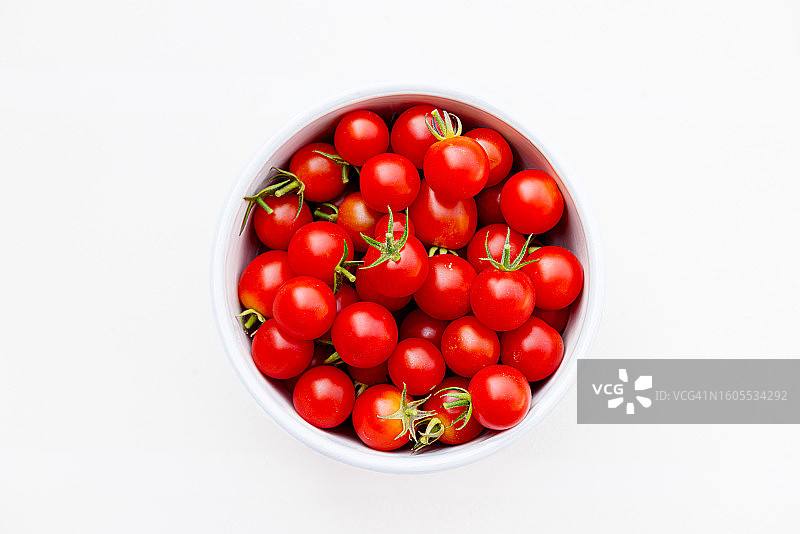 白色背景下碗中樱桃番茄的俯视图图片素材