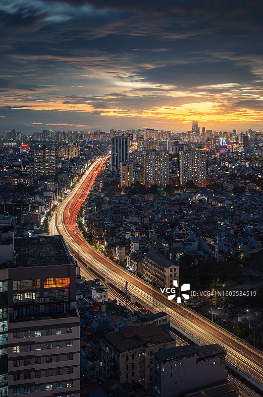 日落时分灯火通明的建筑高角度景观图片素材