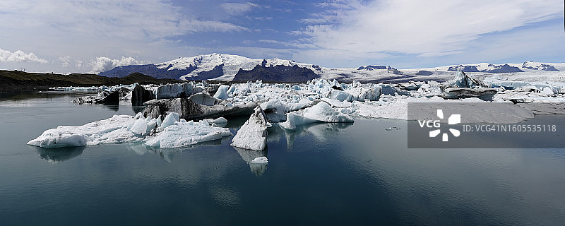 冰冻的湖面映衬着天空图片素材