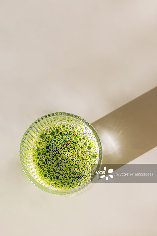 绿色桌子上的抹茶俯视图图片素材