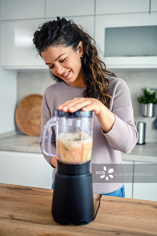 女人在家里厨房准备冰沙图片素材