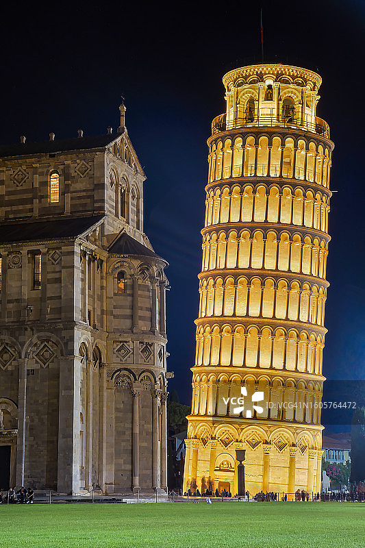 比萨斜塔庆祝其850周年，意大利托斯卡纳比萨大教堂广场图片素材