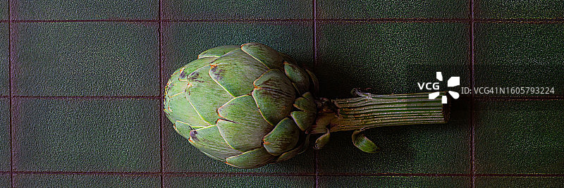 绿色背景上的新鲜朝鲜蓟花，地中海美食图片素材