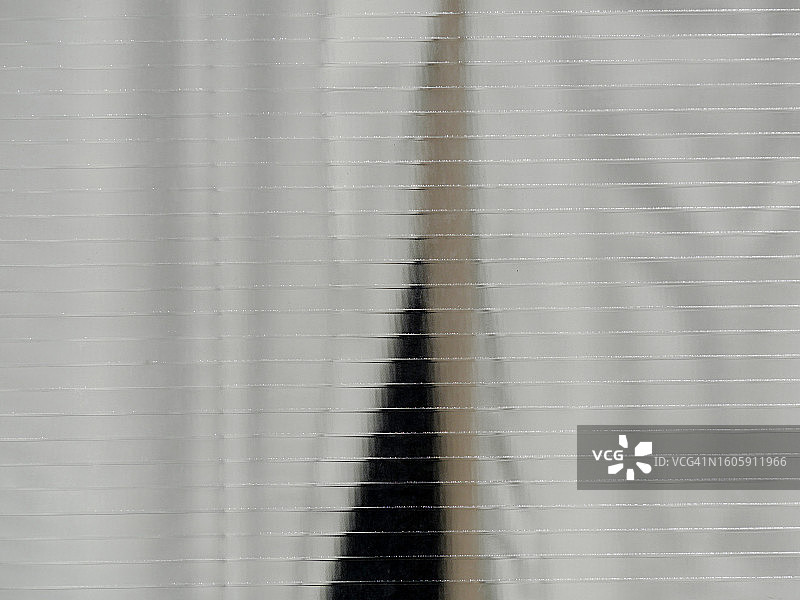 法国巴黎，透过不透明的纹理窗户看到的半开白色窗帘图片素材