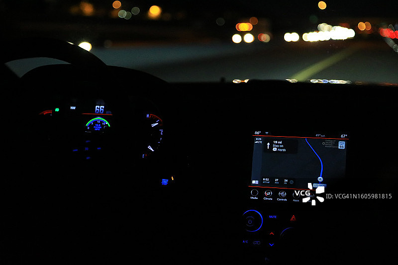 夜间驾驶：带导航显示的仪表盘图片素材