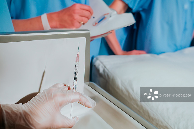 医疗团队站在病床旁图片素材