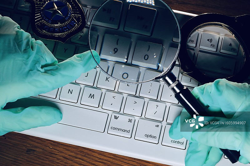 犯罪学家调查网络犯罪图片素材