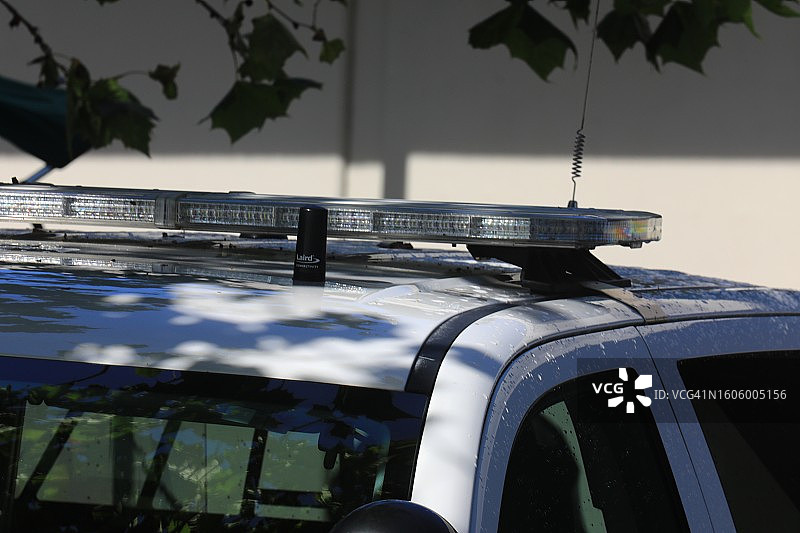 带有高架频闪灯的警车图片素材