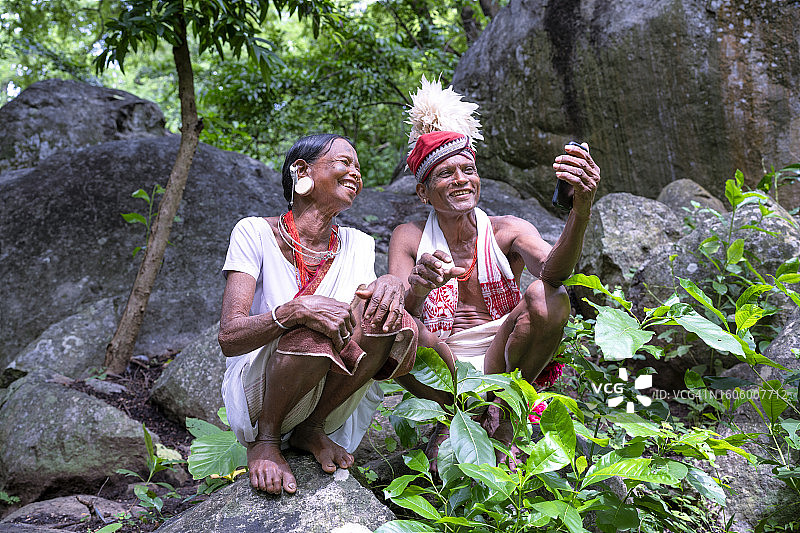 印度奥迪沙邦部落夫妇在丛林中进行视频通话图片素材