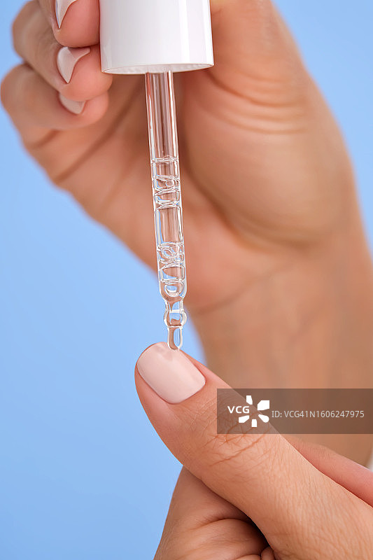 女孩涂油滋养指甲图片素材