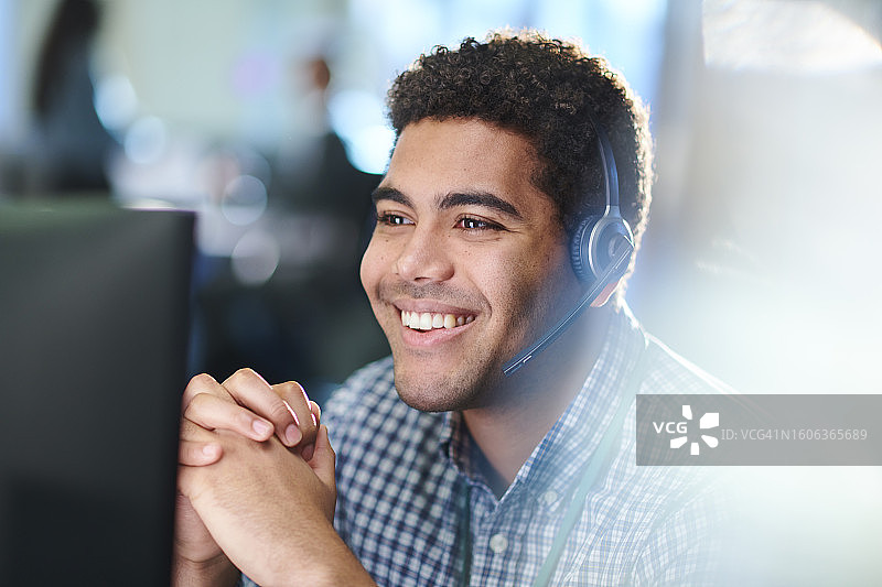 微笑的呼叫中心工作人员图片素材