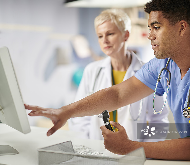 病房里有导师的初级医生图片素材