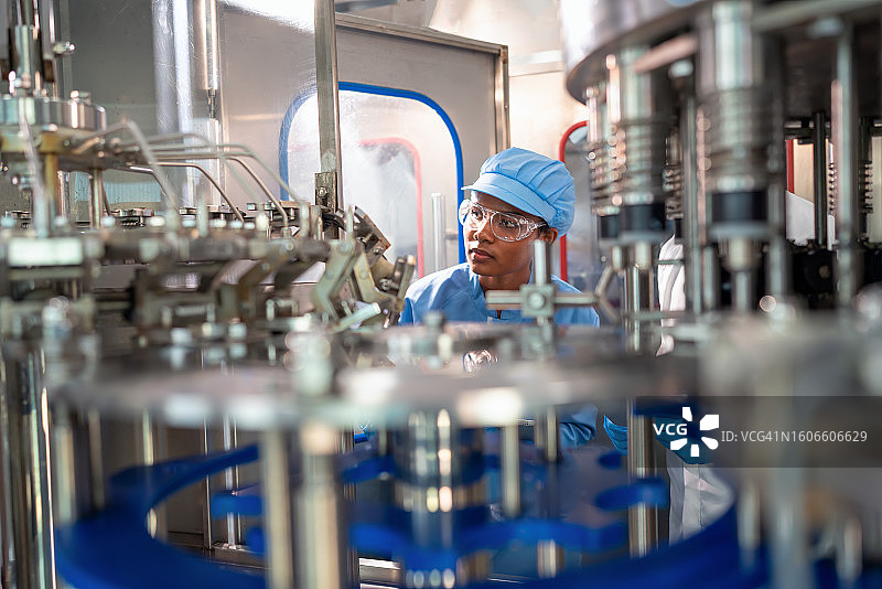 生产线整合：通过使用检验流程整合到灌装流程生产线中，将信息收集到生产团队，确保持续无缝衔接。图片素材