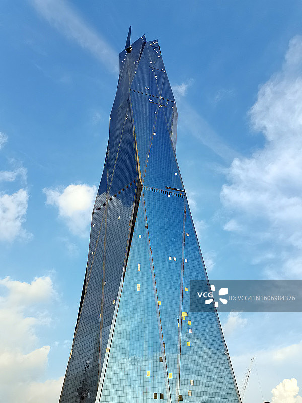 独立时代118大厦或PNB118大厦的低角度蓝天图片素材