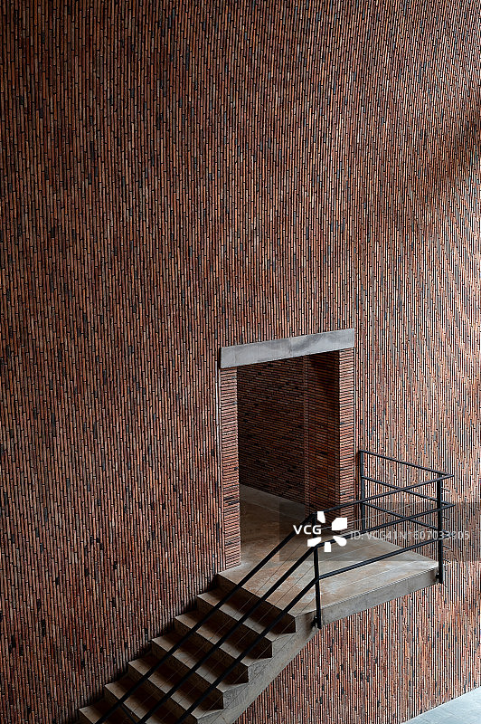 现代建筑砖墙上通往门口的台阶图片素材