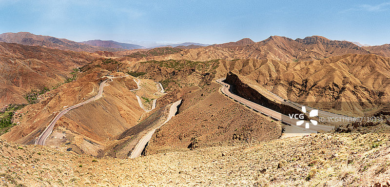 阿特拉斯山脉峡谷间的蜿蜒道路图片素材