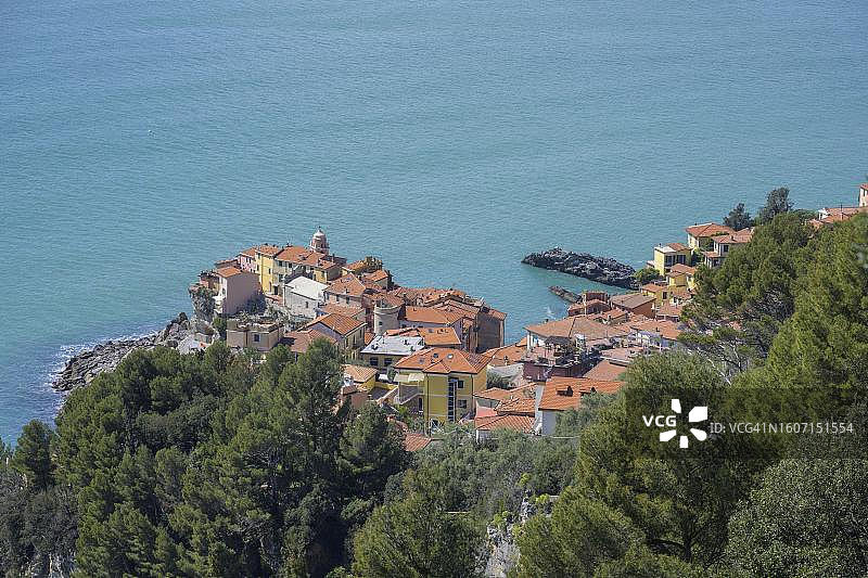 从徒步小径向下看意大利拉斯佩齐亚省泰拉罗图片素材