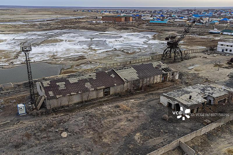 哈萨克斯坦的咸海及阿拉尔斯克鸟瞰，可见锈迹斑斑的起重机图片素材