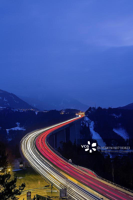 奥地利最高的桥梁，欧洲桥，布伦纳A13高速公路，高190米，夜间照片，施图拜山谷舍恩贝格，蒂罗尔州，奥地利图片素材