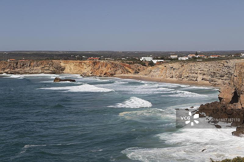 葡萄牙阿尔加维法鲁区萨格里什角托内尔海滩的悬崖图片素材