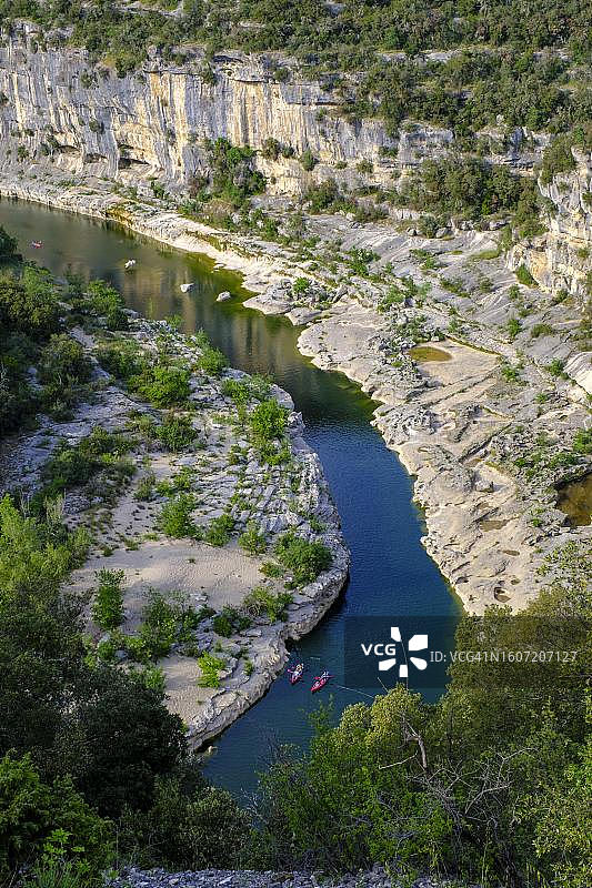 法国阿尔代什峡谷的皮划艇图片素材