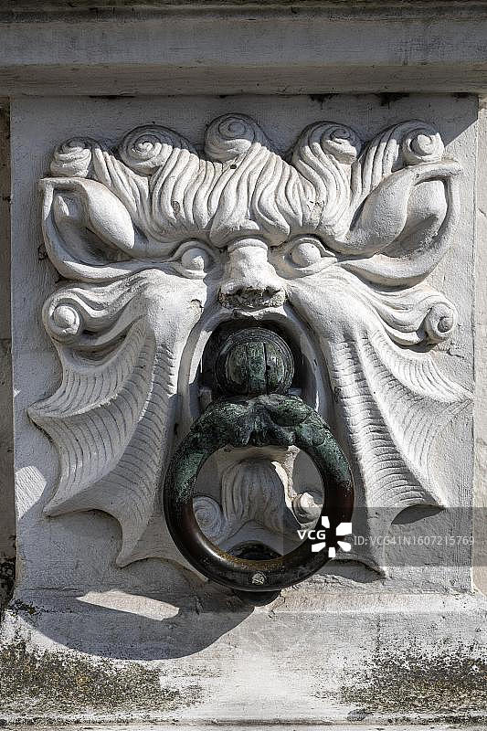 比利时布鲁日市政厅装饰精美的门环图片素材