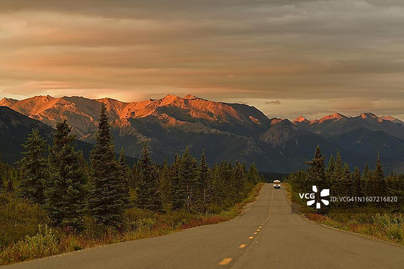 美国阿拉斯加州德纳里国家公园的道路图片素材