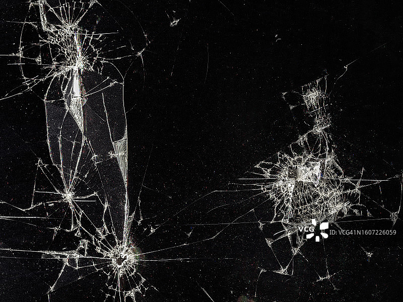 带有破裂玻璃或面板的纯平屏幕电视图片素材