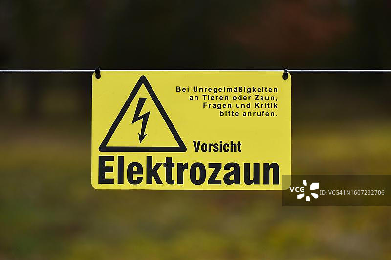德国莱门：黄色电围栏警告标志图片素材