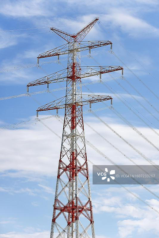 电线塔,横跨易北河的380千伏高压线高压塔,高227米,位于德国石勒苏益格-荷尔斯泰因州黑特林根图片素材