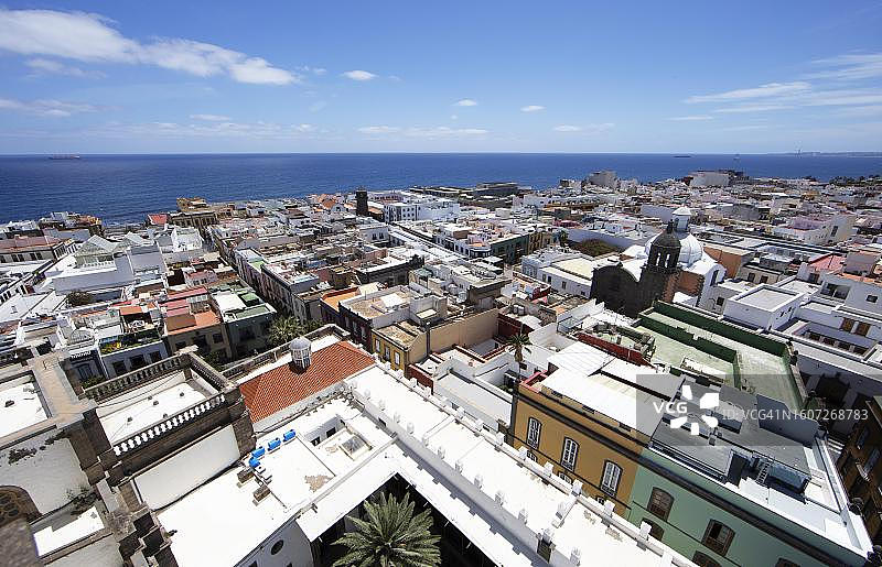 从圣安娜大教堂塔楼俯瞰拉斯帕尔马斯屋顶,背景为大西洋,西班牙加那利群岛大加那利岛拉斯帕尔马斯省图片素材